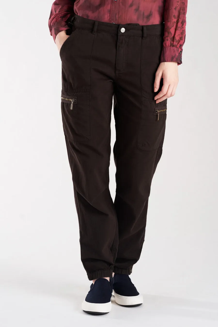 Pants with elastic hem in Licorice